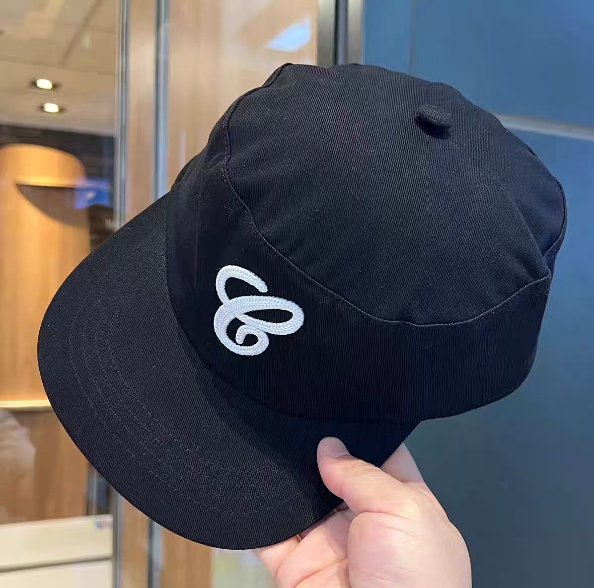 Cappellino da donna stile americano a righe con lettere 3D, ideale per street skate e hip hop, con ampia circonferenza della testa, visiera larga e parte superiore piatta._voghion.com