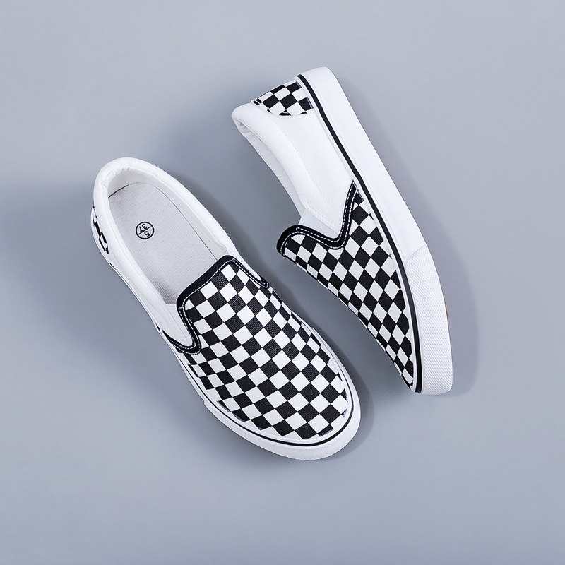2025 zapatos de lona negros zapatos blancos perezosos un pedazo de primavera coreana para hombres y mujeres zapatos elásticos de estudiantes