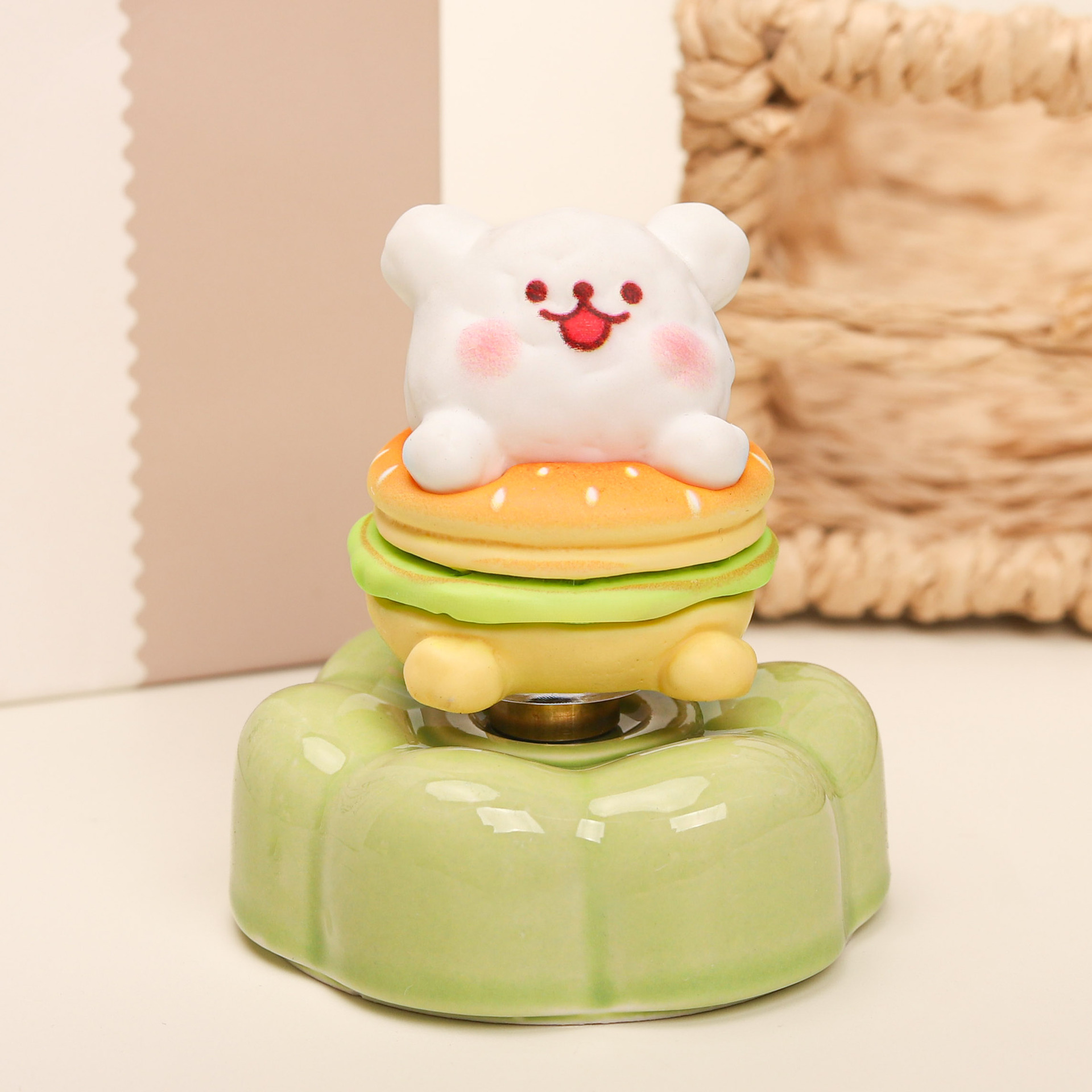 Trendy online sensation: Line dog spinner, rotatable car and desktop ornament, suitable for gifting, selling at stalls, and as a wholesale gift