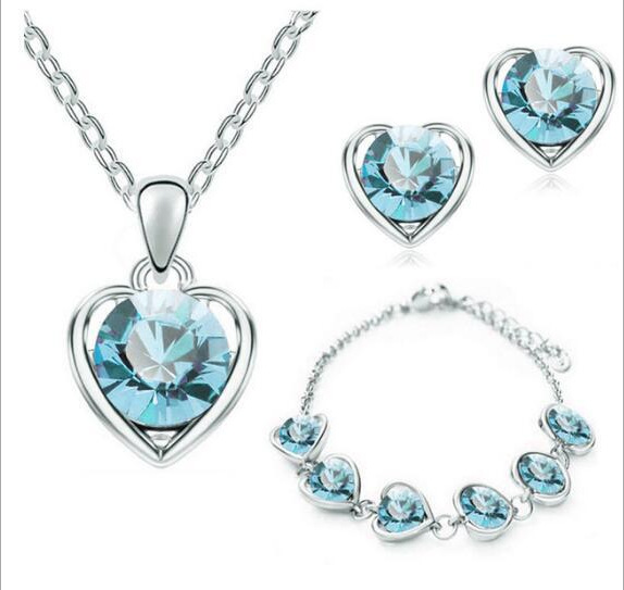 Directo de fábrica al por mayor en stock moda cristal Corazón en forma de corazón collar pendientes anillo pulsera conjunto de cuatro piezas