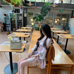 ホットドッグはとても辛いです。藤花恋は半ズボンの藤花のワンピースを送ります。