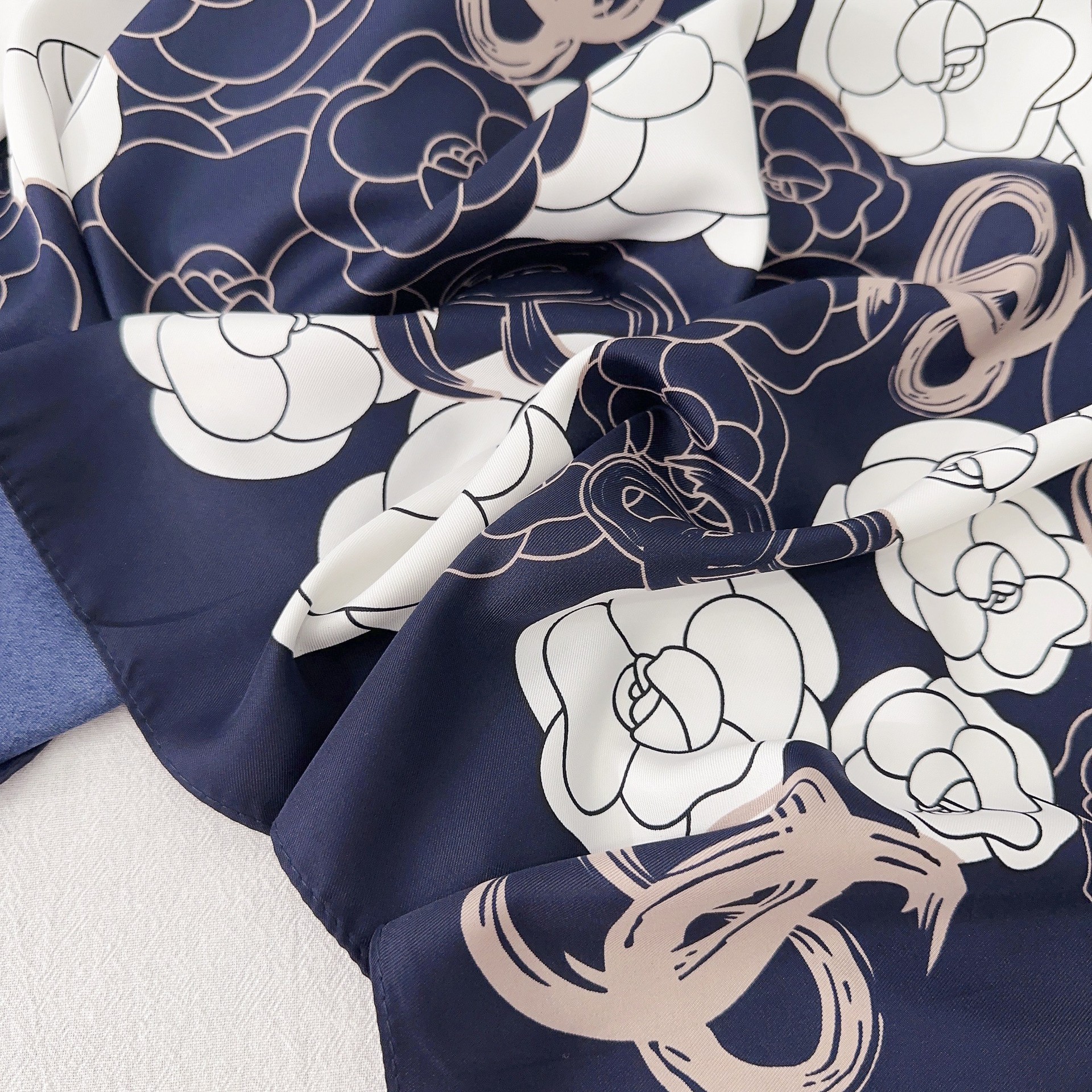 Xiaofengfeng Shan camellia impresa bufandas de seda 90cm seda de imitación twill bufandas de alto nivel de sensación de bufandas de hombro protector solar para mujeres