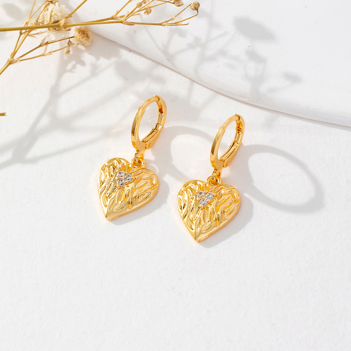 Asia y Europa nuevos pendientes de corazón de melocotón micro incrustados con orejetos de zirconio estilo individual simple universal amor orejetas para mujeres