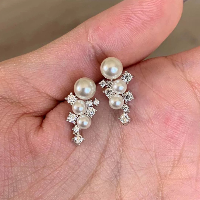 爆闪葡萄串仿珍珠耳钉女轻奢小众设计高级感锆石通勤耳饰新款批发