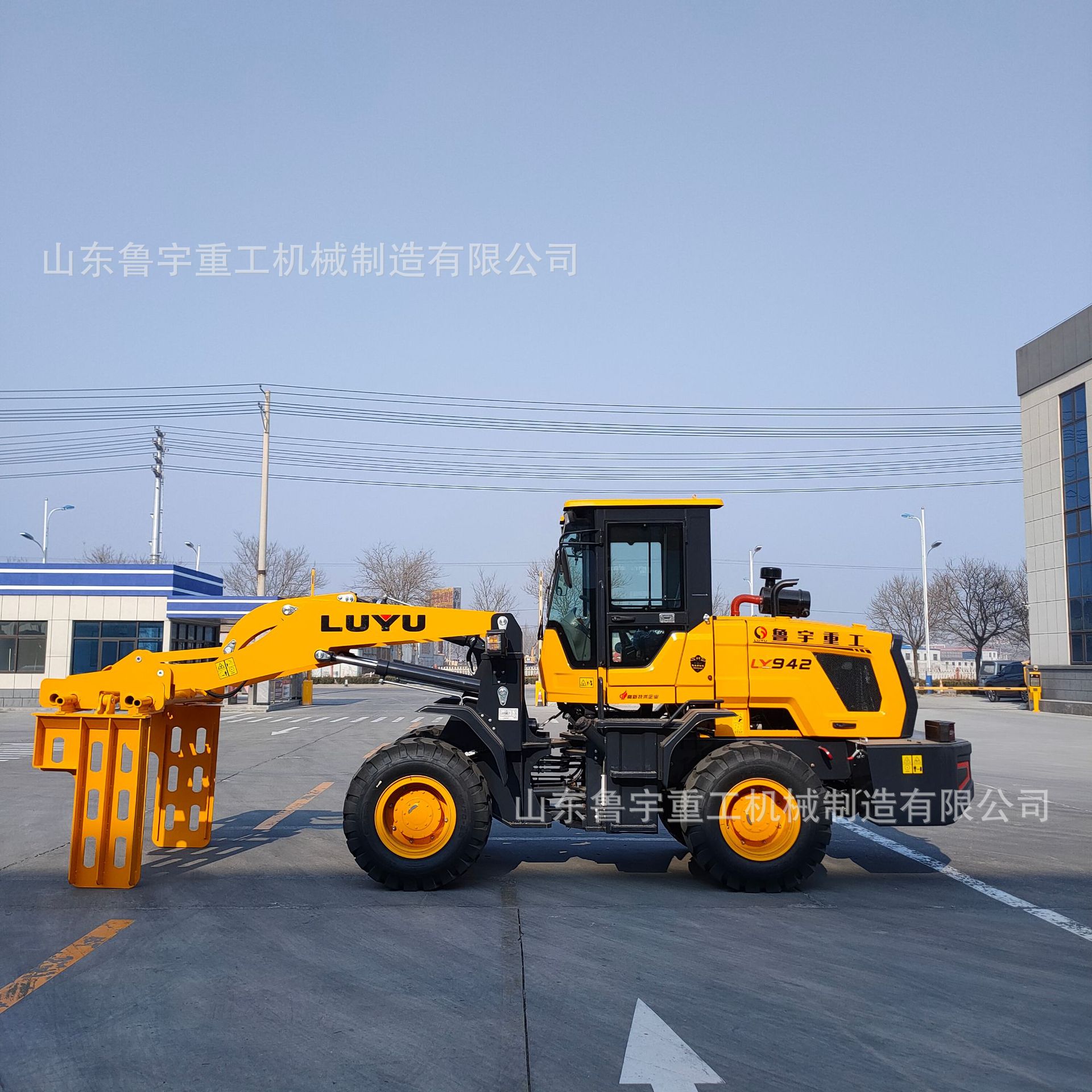 鲁宇重工机械942全新四驱动力平包夹装载机用于大型方件的运输