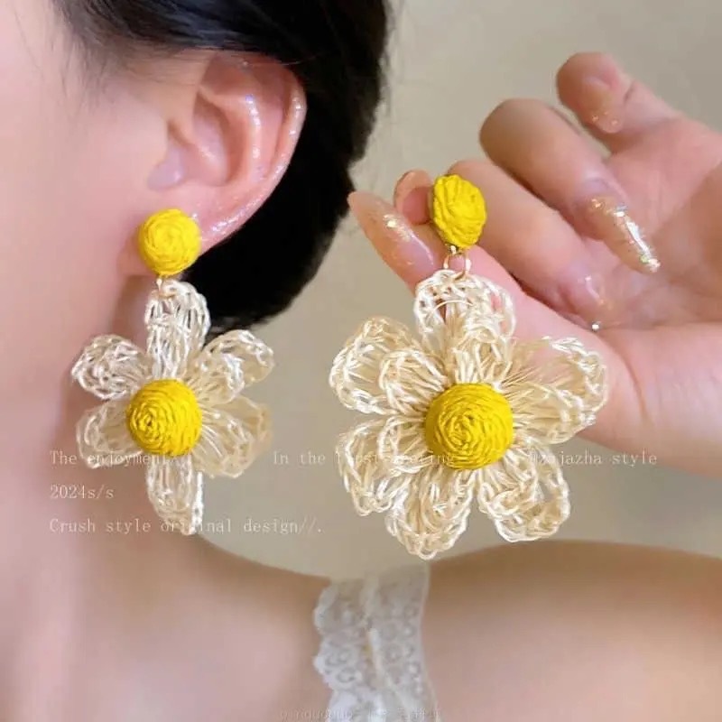 Pendientes de flores de sol de paja de estilo vacacional Pendientes de primavera y verano para mujer