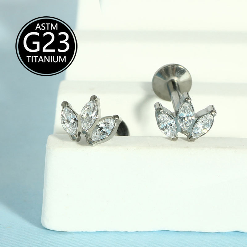 16G labret stud size and finish detail