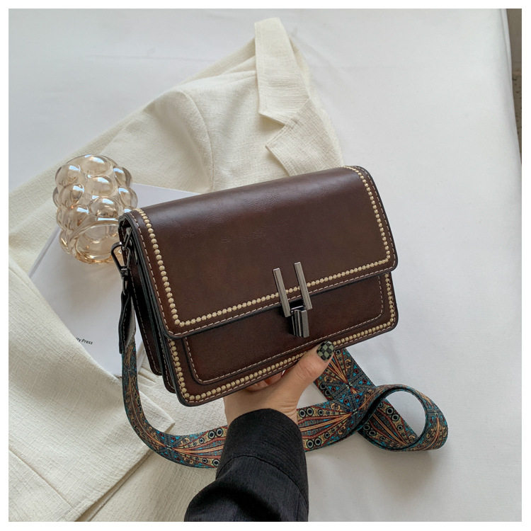 Die diesjährige beliebte Damen-Umhängetasche 2023 für den neuen Sommer mit einer Schulter und einer Nische im High-End-Stil fühlt sich klein an_voghion.com