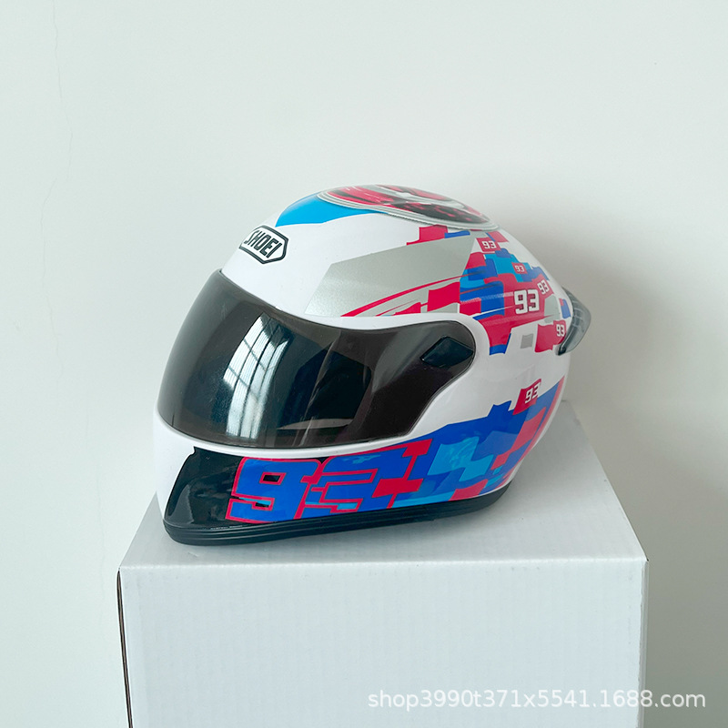 Motocicleta oso casco muñeca tensión oso gato afortunado motocicleta cola caja asiento trasero decoración modelo casco pequeño