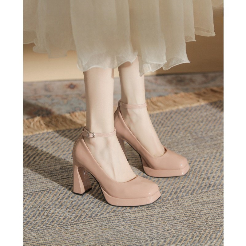 Shoes nude with a strap made of patent leather