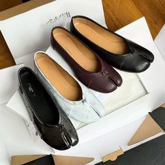 ニッチなインスタ風プリーツ仕様のつま先が分かれた女性用タビシューズ、馬蹄型の柔らかい羊革製、浅口のフラットバレエシューズ