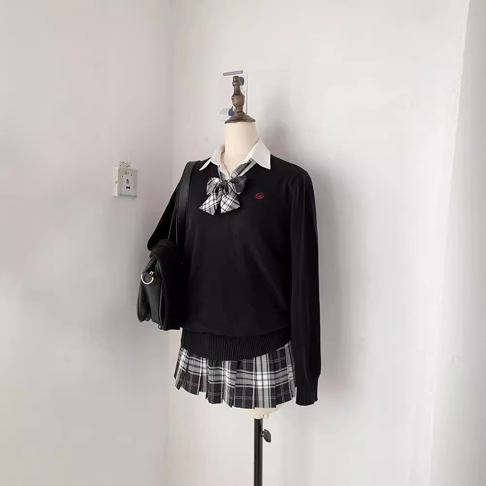 Genuine solid color student pleated skirt