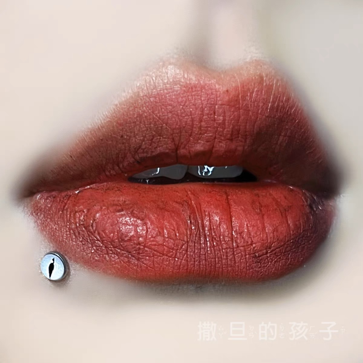 16G labret stud size and finish detail