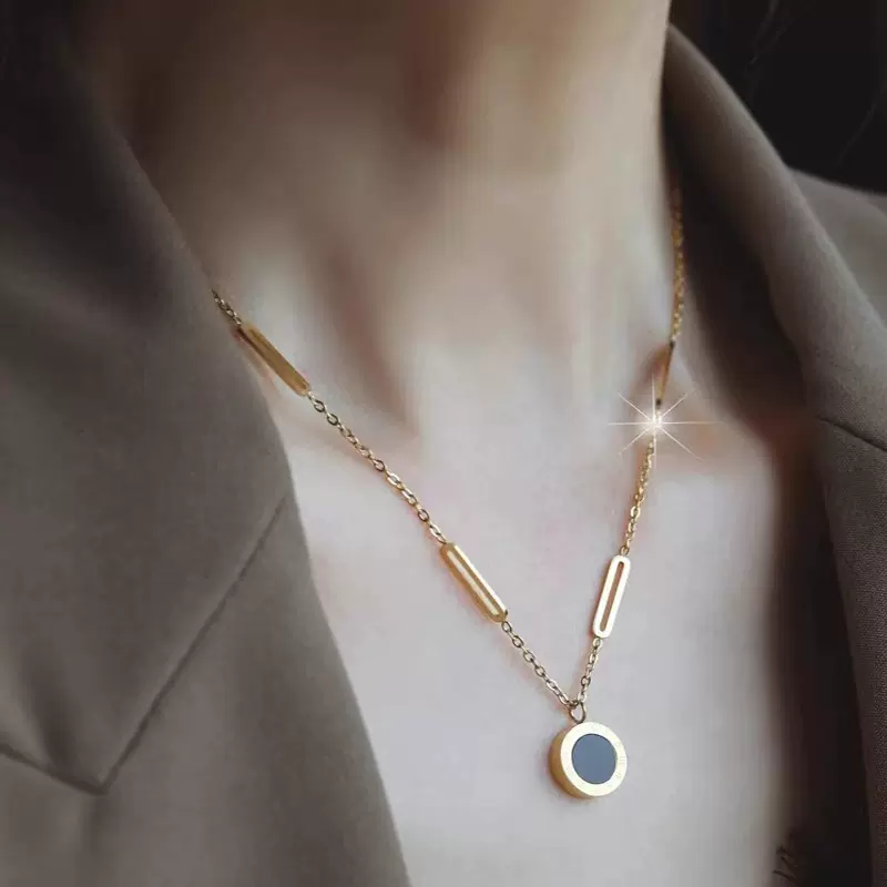 简约时尚罗马数字项链女黑白双面贝母设计感钛钢锁骨链百搭不掉色