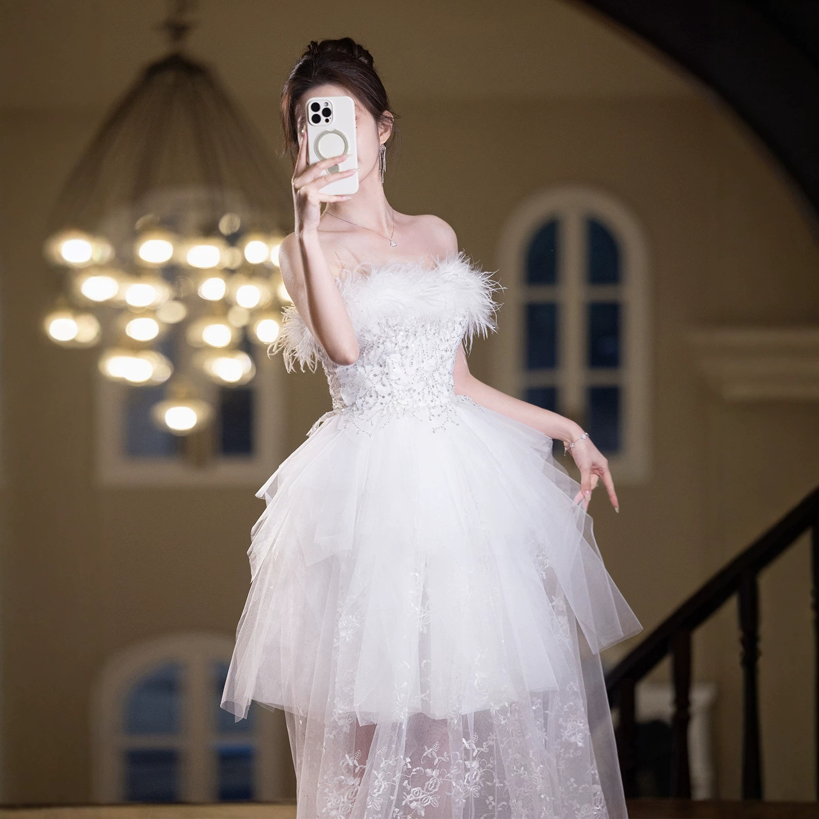 Đầm maxi nữ thắt eo cổ yếm phong cách Pháp, tay lỡ xếp tầng, phối lông vũ trang trí — Trắng