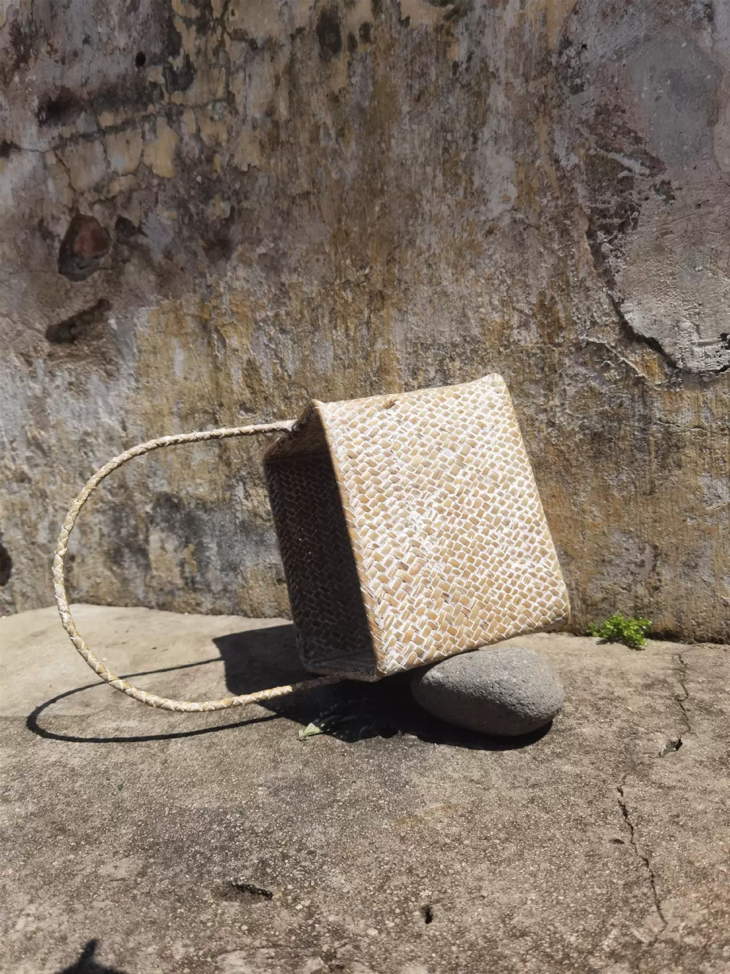 Handmade Seaweed Woven Basket (Golden grass craft) with Straw Handle — Natural Gift & Storage, 18×18×32 cm