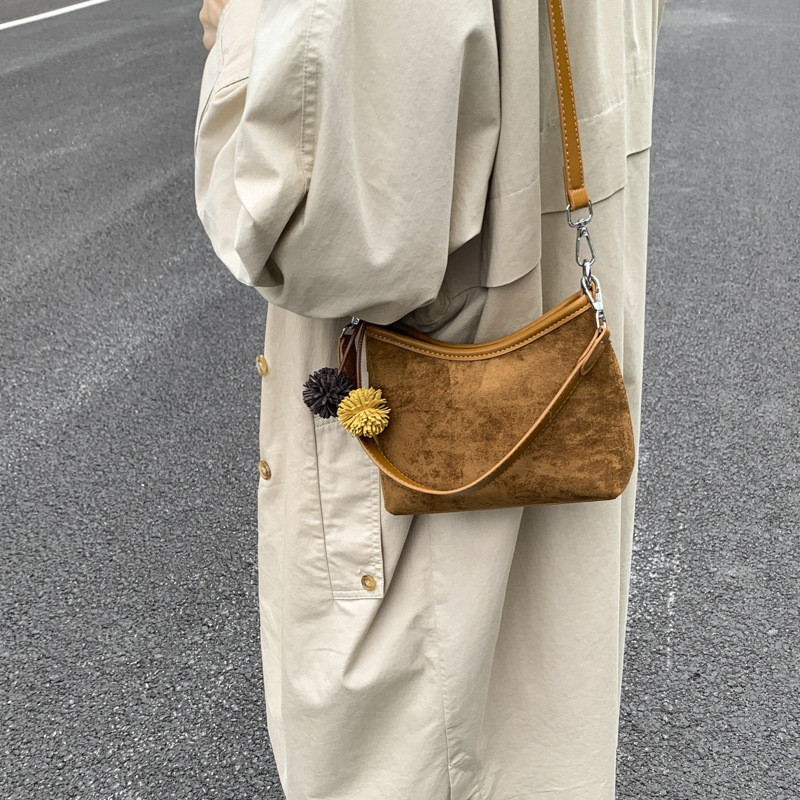 Transfronterizos retro gamuz bolsas portátiles bajo las axilas mujeres 2025 otoño y invierno nueva moda coreana de viaje al trabajo bolsas de hombro inclinadas