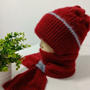 Middle-aged and elderly jumpsuit women's winter thickened windproof neck scarf knitted hat for tram riding warm mother's wool hat
