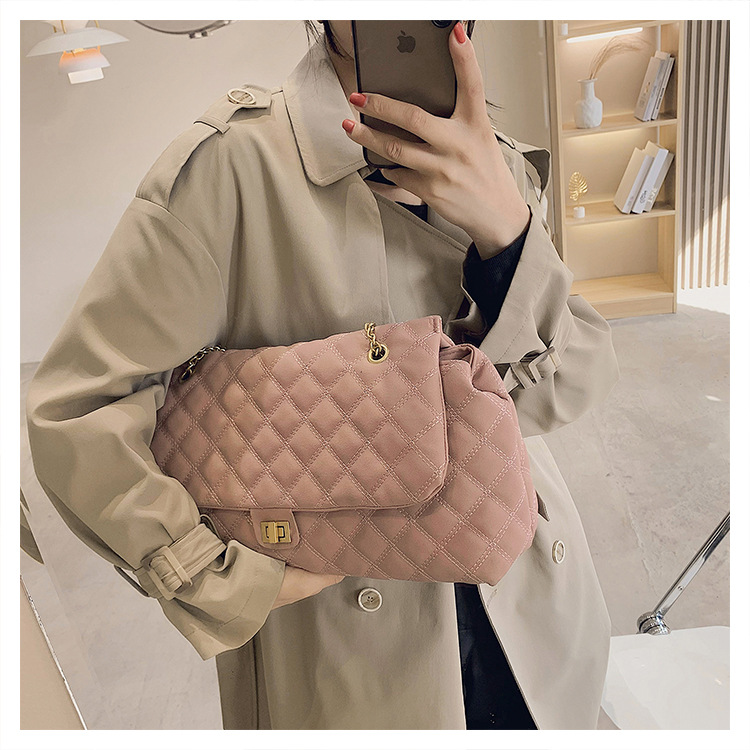 The new diamond-shaped chain bag for women is a trendy and fashionable matte single-shoulder armpit bag for commuting. The large-capacity crossbody bag is a cross-border trend undefined