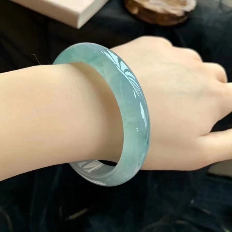 Vòng tay ngọc bích tự nhiên chính hãng màu xanh nhạt phong thủy chi tiết 5