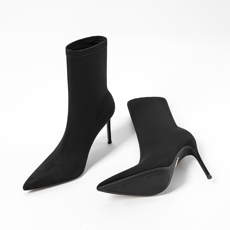 Schwarze, hochelastische, schmal geschnittene Damenstiefel mit spitzer Zehenpartie, schlankmachendem Absatz und kurzen Socken (Frühjahr/Herbst 2025)_voghion.com