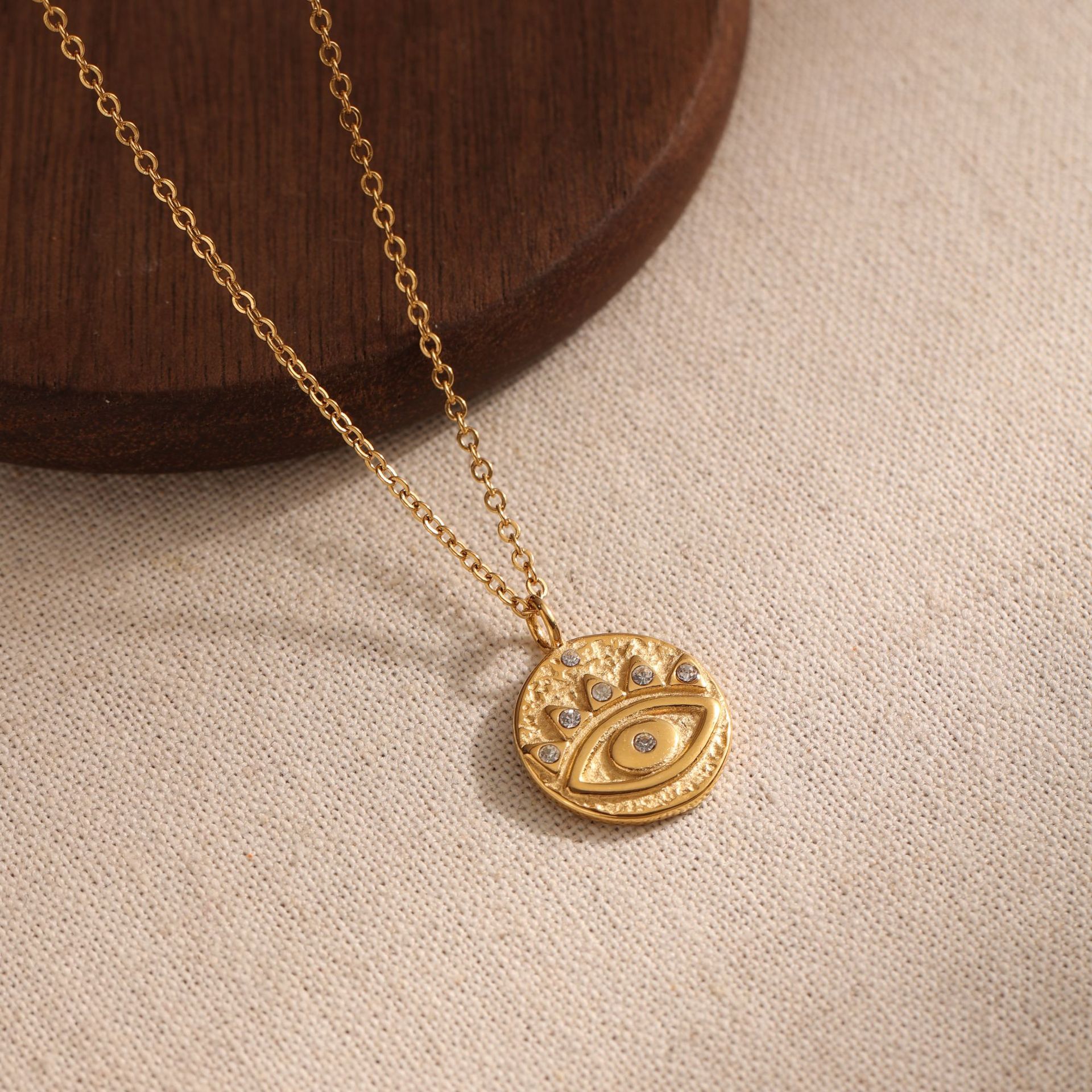 Tiana Europa y los Estados Unidos viento en línea rojo ojo del diablo conjunto de collar de clavícula relieve universal acero inoxidable chapado 18 quilates collar de oro para mujeres image 5