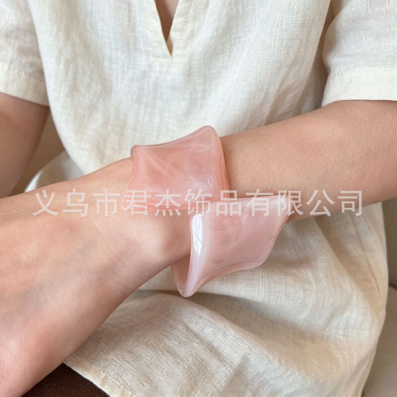 Pink gradient irregular double-piece geometric resin bracelet for women, sweet and stylish, beautiful wristband for summer travel
