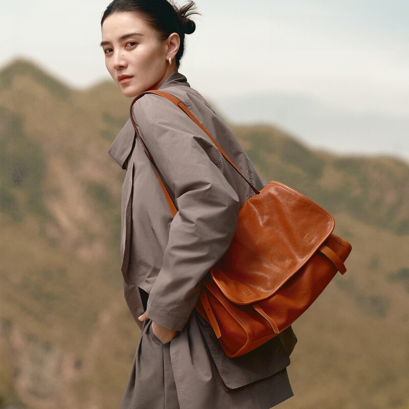 Messenger Bag with a Relaxed Feel, Large Capacity, Casual Commuting Messenger Bag, Vintage Crossbody Shoulder Tote Bag