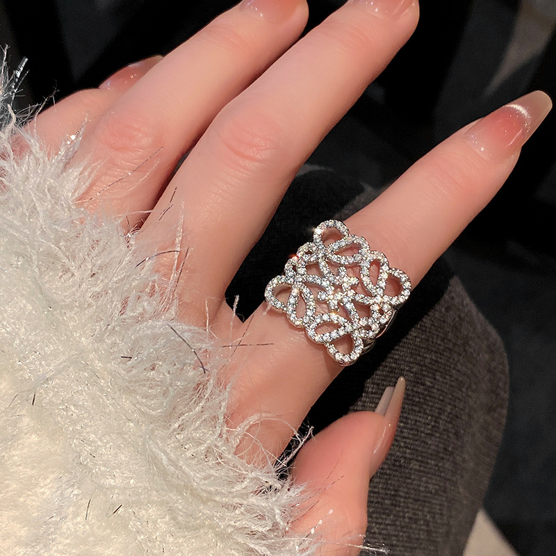 欧米の幾何学的な透かし彫りの金属はダイヤモンドの指輪を入れます。