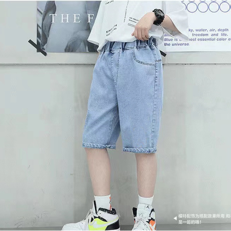 男の子のデニムの7分のズボンの夏の薄いタイプの子供の半ズボンの子供の中でズボンの中で大きい子供の男の子のズボンのファッションは代行します。|undefined