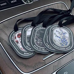 車のアロマペンダント車用香水持続的なアロマワードローブ車の上に綿紙の香りカードの丸い紙の香りシートを掛けます。