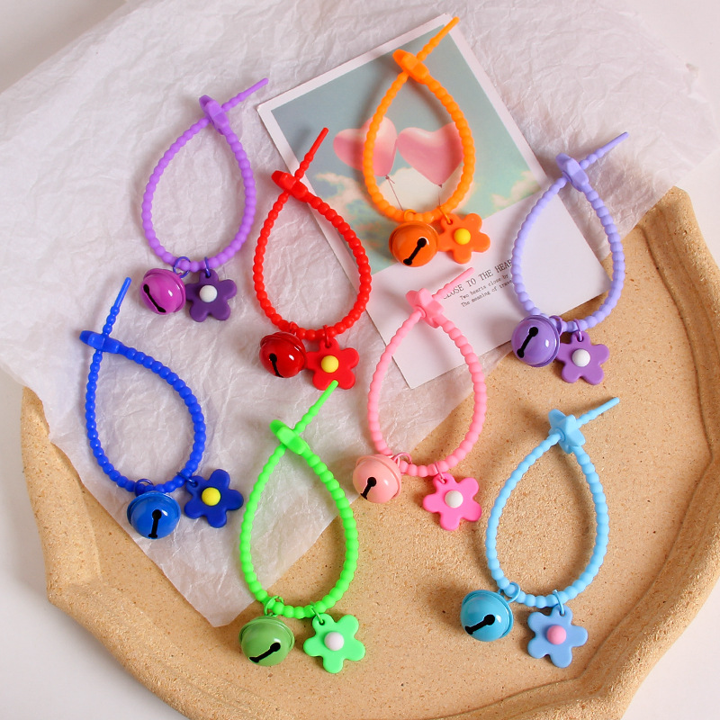 Creative Five-pointed Star Keychain With Flower And Bell Charm_voghion.com