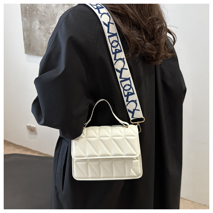 A stylish and simple diamond-shaped small square bag for the autumn and winter of 2024, featuring a solid color and a trendy single-shoulder bag for women undefined