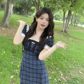 学院风小个子连衣裙女夏季新款法式方领蓝色格子泡泡袖收腰气质裙