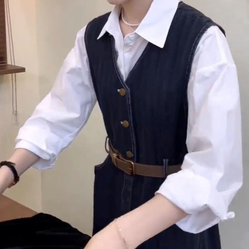 秋の服はフランス風です。空気が減っています。白いシャツは青いデニムのベストとスカートの2つのセットです。|undefined