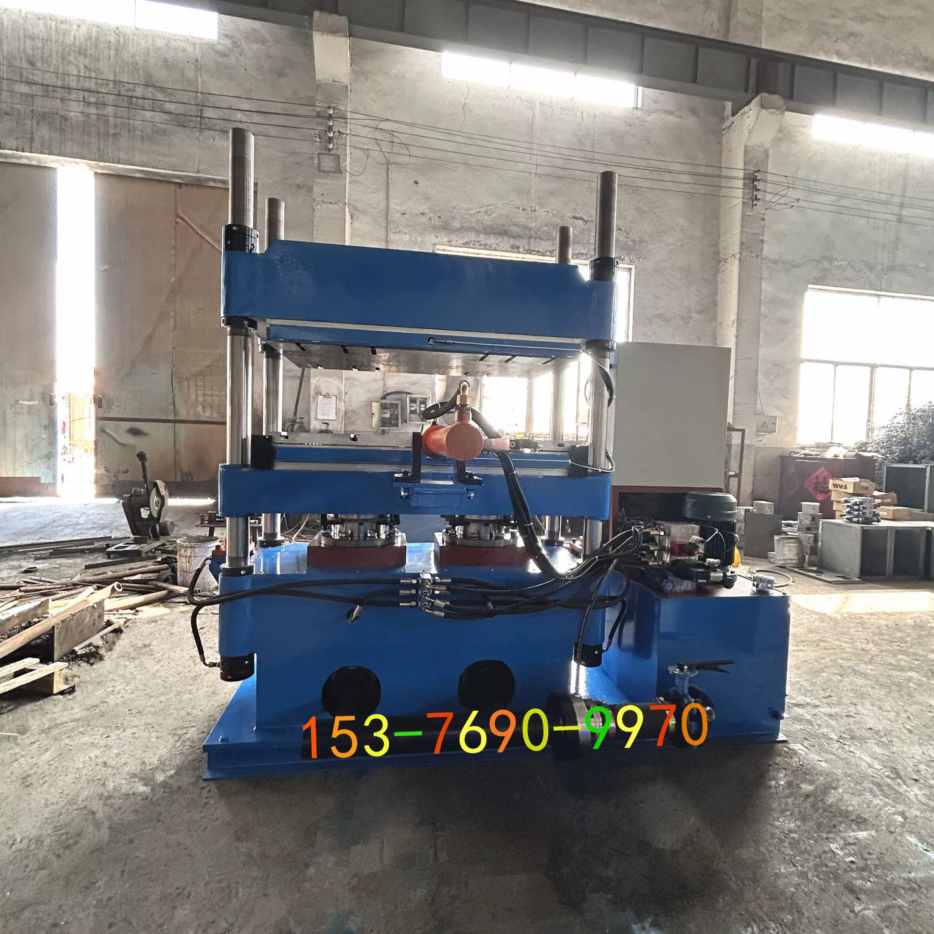 Производитель поставляет силиконовую защитную катушку, машину для прессования и формования плоской вулканизированной пленки, полностью автоматическую машину для горячего прессования силиконовых деталей.