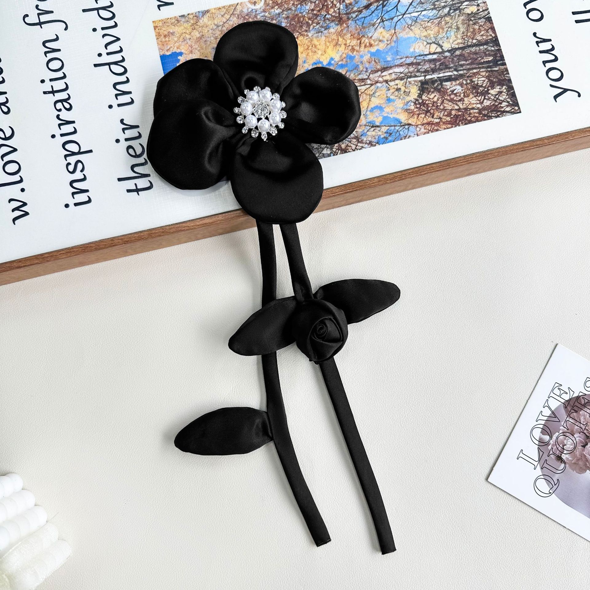 Tejido en blanco y negro flores hechas a mano flores de pecho ropa falda bolsos decoración para el hogar colgantes pines de color sólido flores decorativas