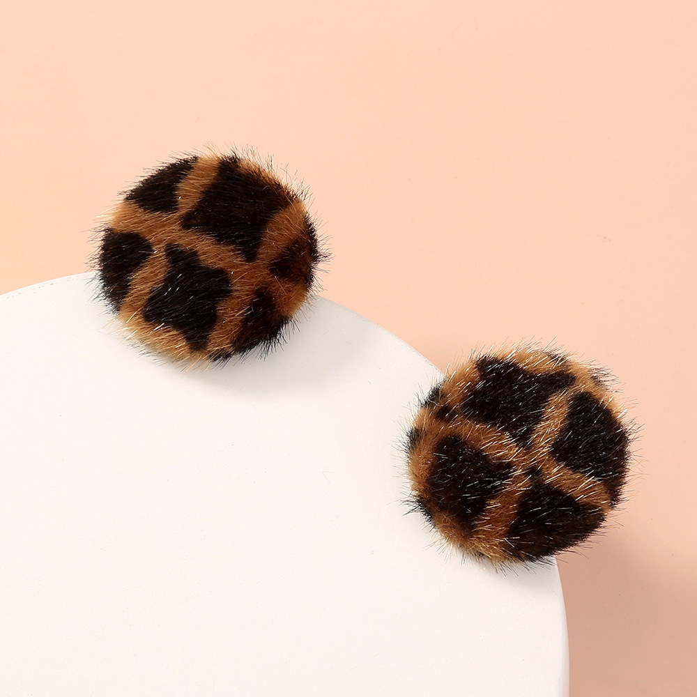 European And American Autumn And Winter Fashion Plaid Stud Earrings display picture 2