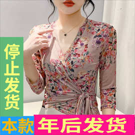 法式浪漫豆沙粉色碎花长袖是上衣侧边绑带蝴蝶结交叉印花体恤优雅