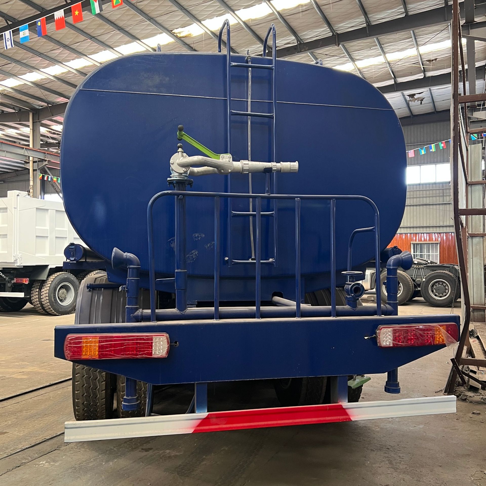 Export-quality HOWO water tank truck, 20 cubic meters, designed for construction sites, multifunctional for watering green areas