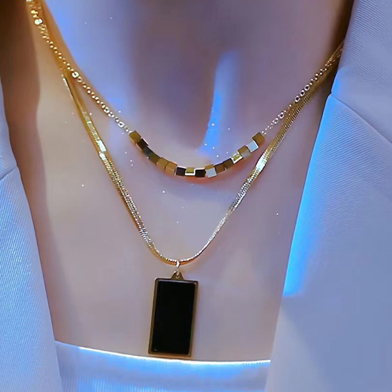 Colar minimalista em camadas para mulher corrente delicada_voghion.com