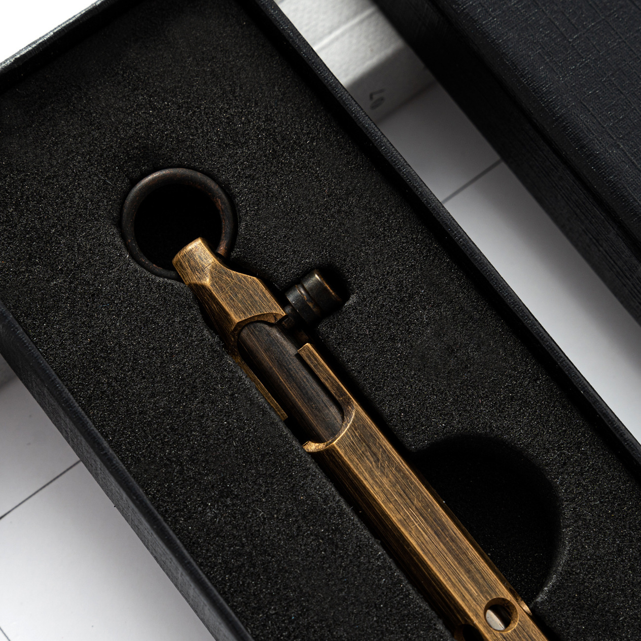 Pen de latón de seis bordes lápiz de ametralladora lápiz de perno retro lápiz de firma de metal creativo lápiz táctico de defensa personal al aire libre lápiz