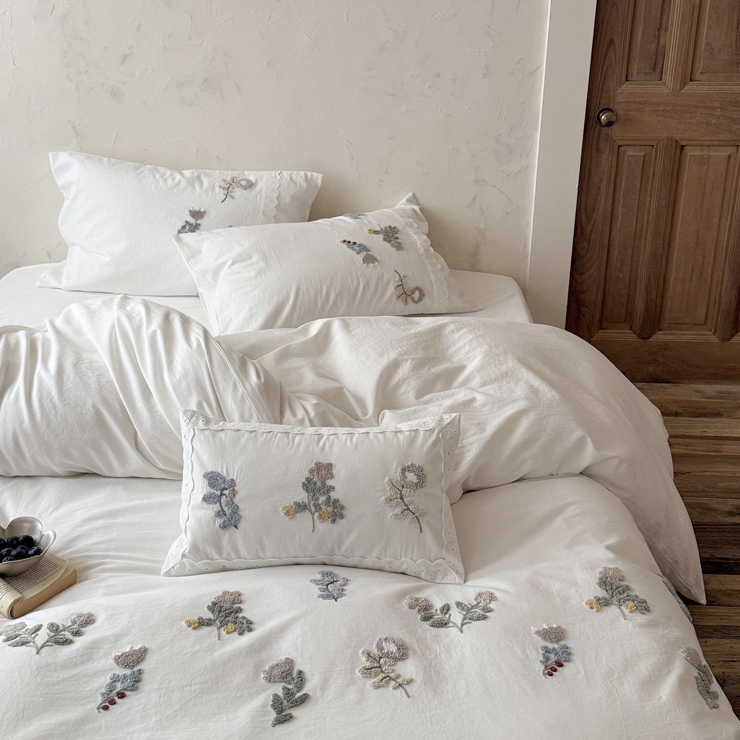 Blanco 100% algodón lavado con agua de algodón cifrado cuatro piezas toallas tridimensionales bordadas Ping An fruta piel edredón cama de algodón