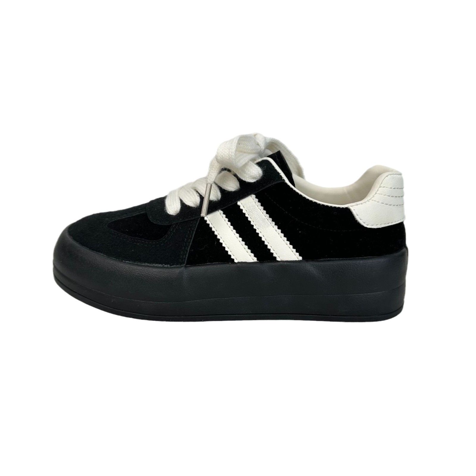 Zapatos de entrenamiento coreanos de suela gruesa zapatos negros zapatos de mujer otoño 2024 nuevos zapatos de skate casuales de nicho 6562