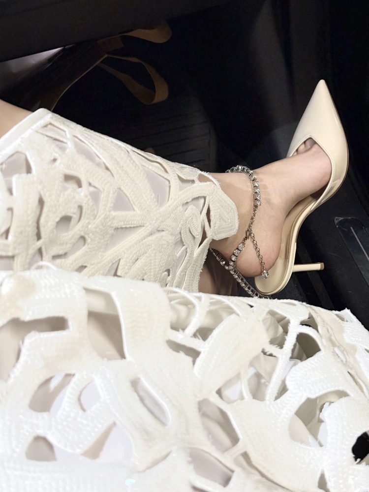 Женские босоножки из овчины с французской стразовой цепочкой на носке, летний стиль 2025 года, красивые, на высоком каблуке.