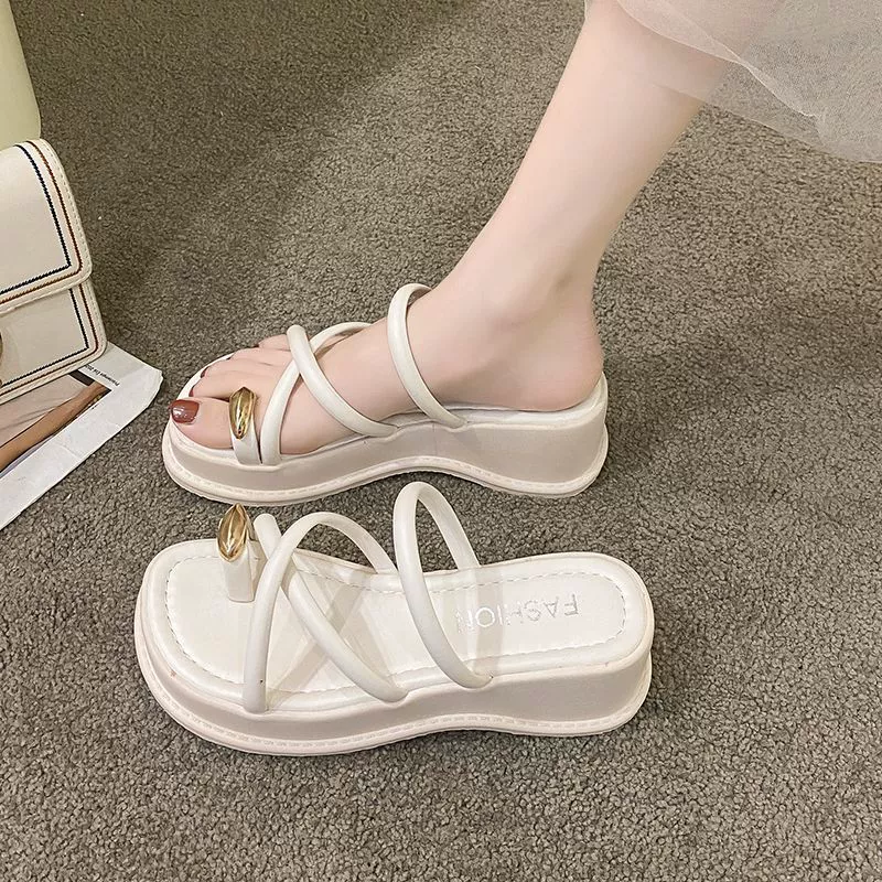 Набор интернет-знаменитостей, сандалии и тапочки на толстой подошве с зажимом для ног, женская летняя верхняя одежда, 2023, Новое поступление, универсальный стиль Instagram, модный