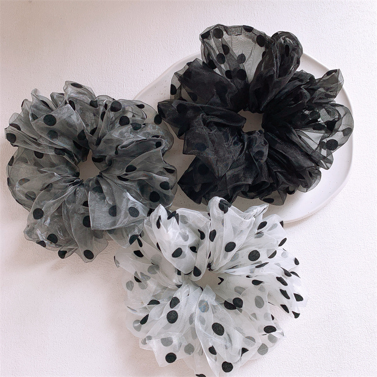 Elegante organza scrunchie met stippen voor haarstyling_voghion.com