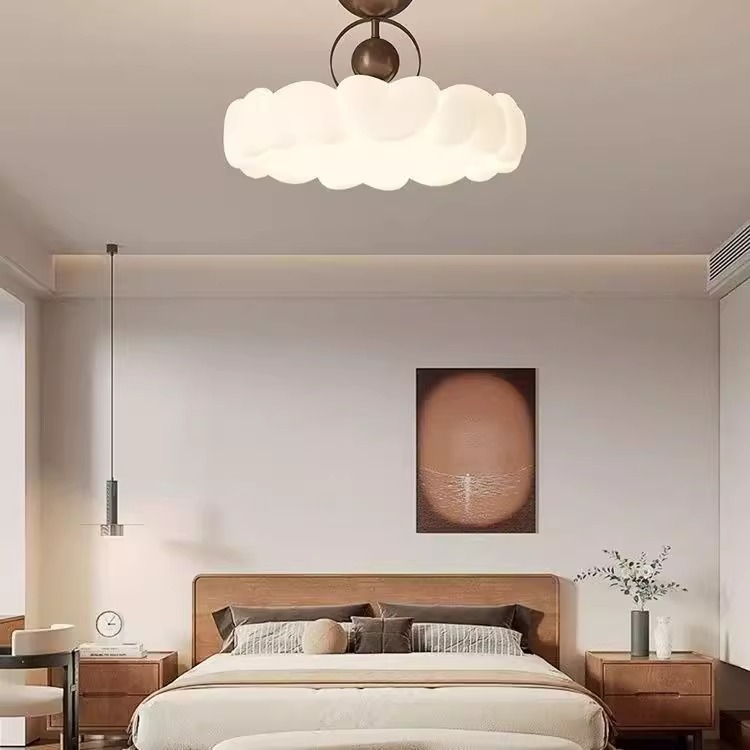 2025 nueva lámpara de techo de dormitorio estilo crema medieval dormitorio principal princesa habitación pluma protección ocular sala de estudio candelabro de restaurante