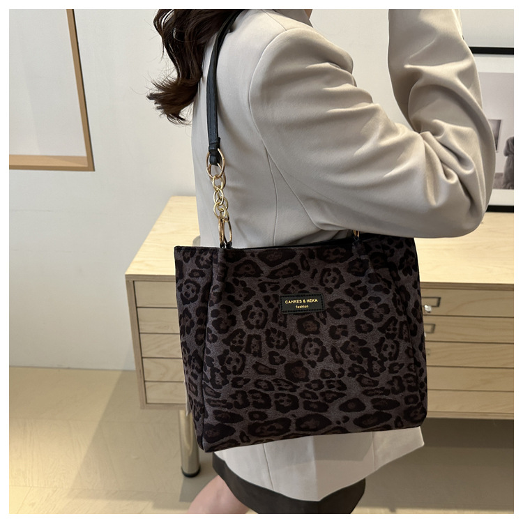 A new velvet leopard print single-shoulder bag and hand-held tote bag for women's casual commuting in autumn and winter 2024 undefined