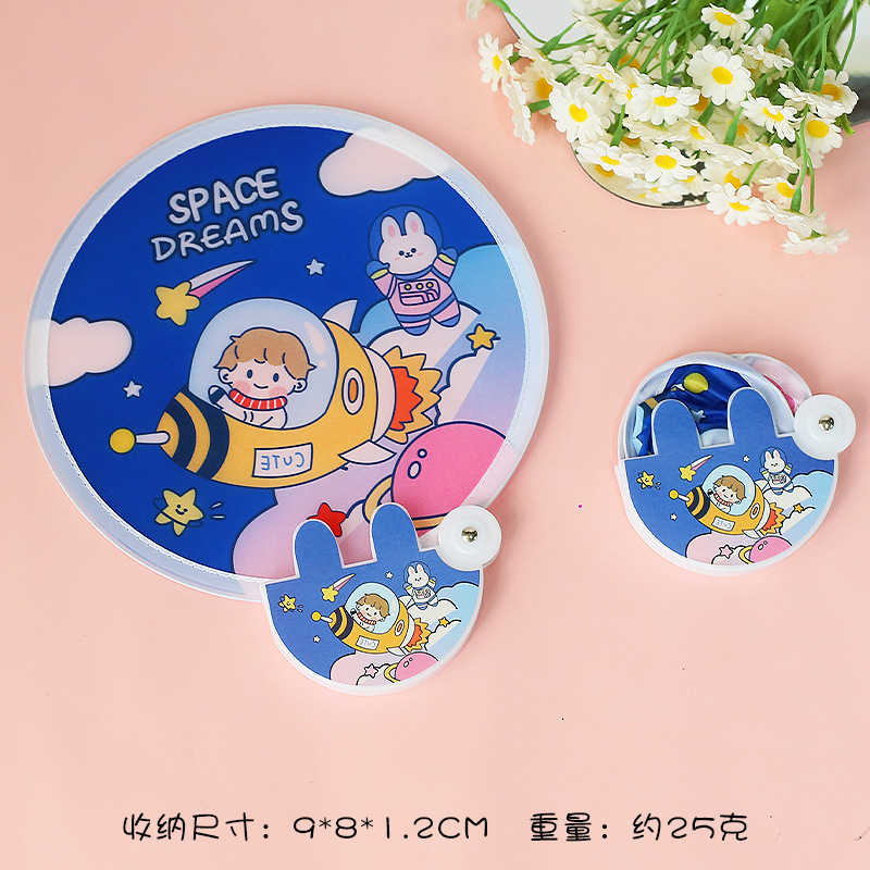 Fan de dibujos animados creativos plegables mini estudiantes portátiles ventilador de mano tela de verano adorable ventilador pequeño regalo al por mayor